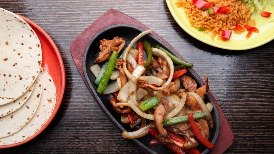 炸玉米饼比尔·法吉塔斯（Taco Bill Fajitas）。