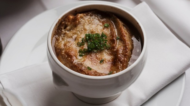 终极冬季菜：Macleay Street Bistro的法国洋葱汤。
