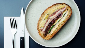 Muffuletta，一架橄榄，Mortiadella，萨拉米香肠，火腿，普罗安，辣椒和朝鲜蓟。