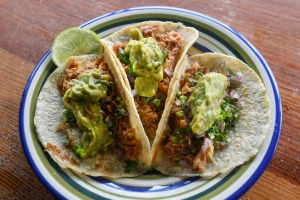 不要错过carnitas-慢煮的切碎的猪肉炸玉米饼。