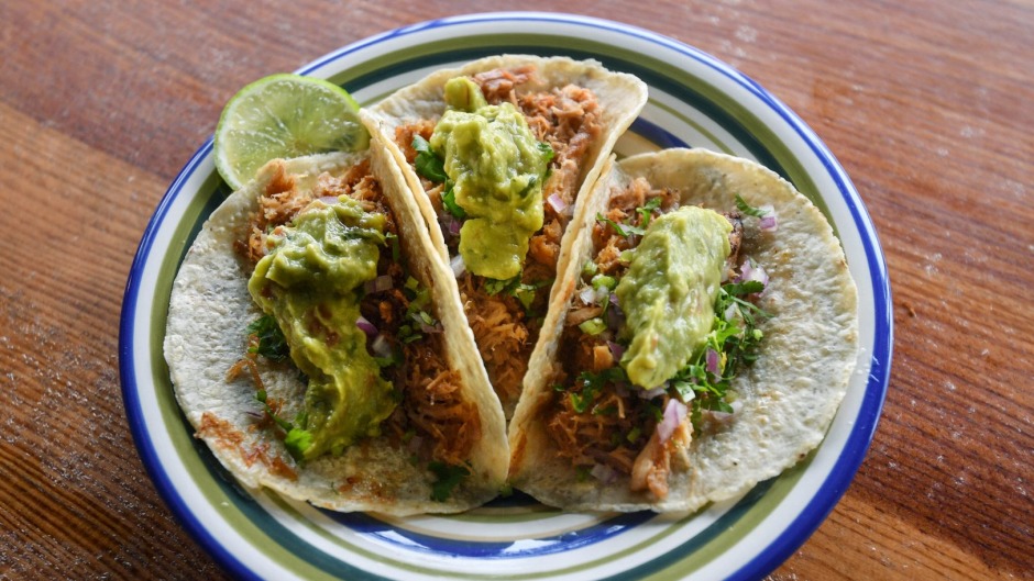 不要错过carnitas-慢煮的切碎的猪肉炸玉米饼。