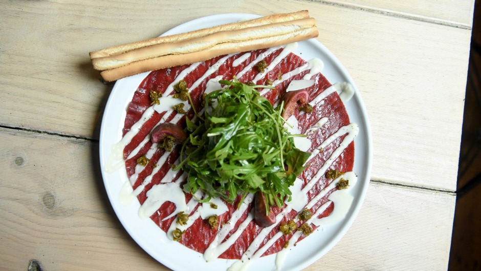 '牛肉carpaccio'与grissini。