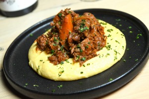 oxtail ragu是如此逼真，它被吓到了。