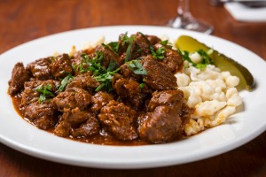 经典菜肴:匈牙利炖牛肉配nokedli和莳萝泡菜。