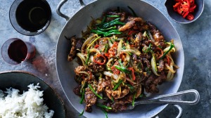 尼尔·佩里炒草饲牛柳配孜然和红辣椒。