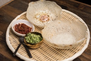 Hopper set(一个鸡蛋，一个素色)与绿色的pol sambol和kata sambol。