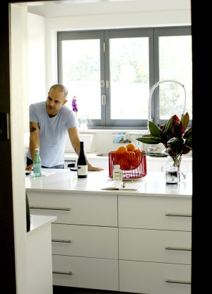 Adriano Zumbo在他的厨房里。