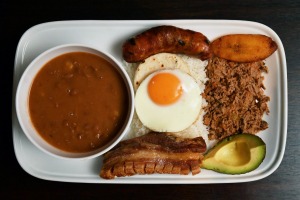 Bandeja Paisa拼盘配炖红豆，Chicharron（炸猪肚），碎牛肉，哥伦比亚香肠，车前草，...