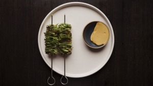 嫩甘油卷发卷心菜与Guanciale串起来。