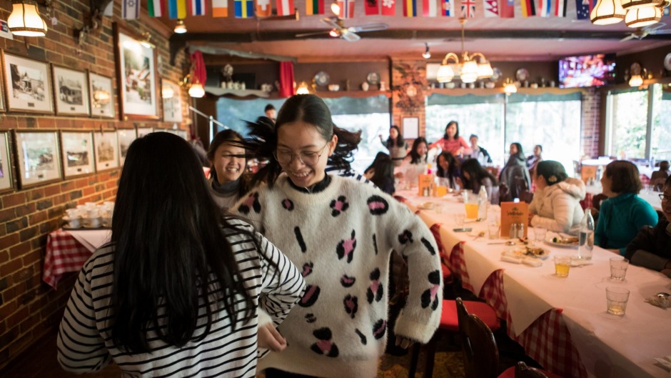 杜鹃餐厅里跳舞的食客。