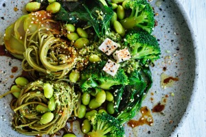 吃你的蔬菜:绿茶面条碗西兰花和毛豆。