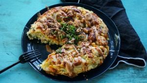 共享友好的饺子Okonomiyaki。