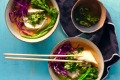 饺子游在快红咖喱甘薯汤里。