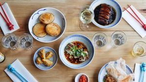 顺时针从左上方：Mapo豆腐衬线，Moy Choy（五花肉配芥末蔬菜），胡椒牛肉t，蒸...
