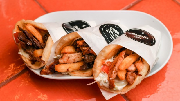 来自兄弟情谊的芯片填充的souvlaki。