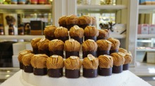 在巴黎的Angelina Patisserie的签名勃朗峰甜点。