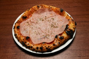 前往菜：经典奶酪披萨配有可选的mortadella。