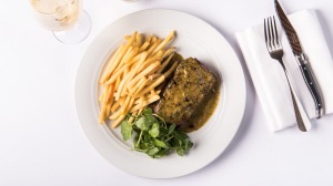 乌拉哈拉Moncur餐厅的烤牛腰肉，cafe de paris黄油和炸薯条。