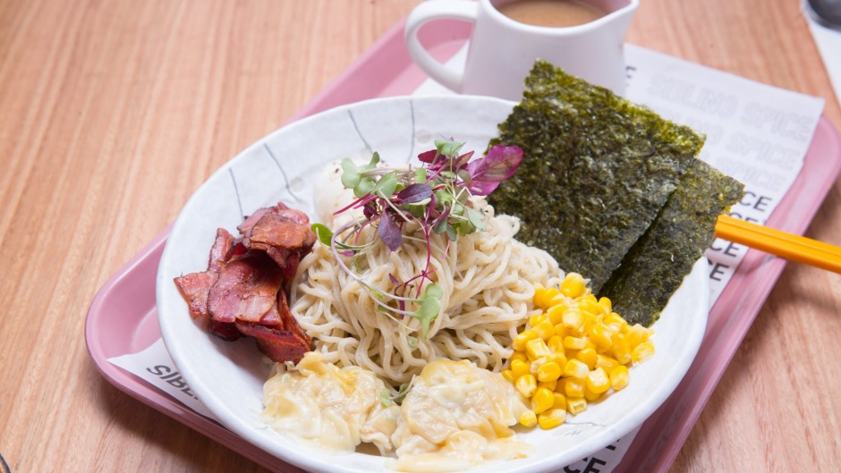 早餐吃拉面和培根肉汤。