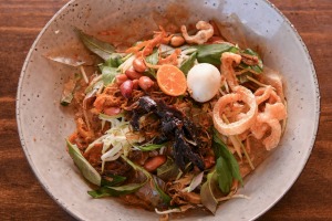 Banh Trang Tron（米纸沙拉）。