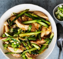 Kylie Kwong的炒鸡肉片用新鲜的芦笋矛。