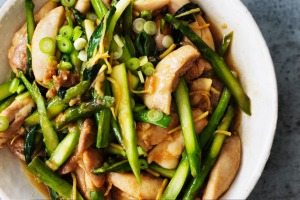 凯莉（Kylie Kwong）的炒鸡肉鱼片配以新鲜的芦笋长矛。