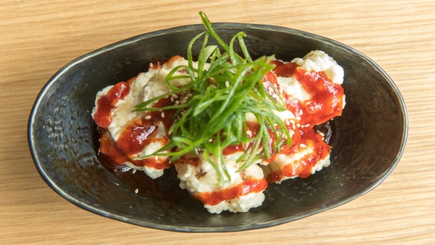 花椰菜和甜美的深色辣椒酱就像vego韩国炸鸡。