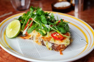 配餐:烤奶酪和本店的绿色泡菜三明治，14.50美元。