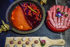 牛尾火锅分为辣和不辣两种，图片上是牛肉和羊肉拼盘以及鱼和肉丸的组合。