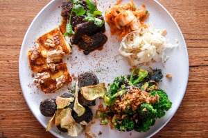 建立自己的品尝板，也许（从左上而顺时针）韩式牛肉短肋，泡菜，味噌...