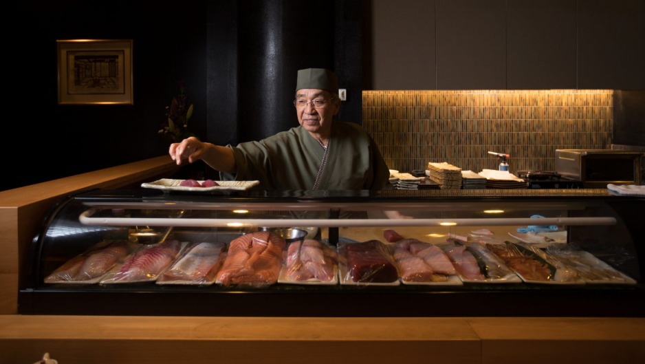 Shige Nakano背后的Kenzan Sushi Counter。