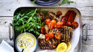 Souvlaki-style羊排。