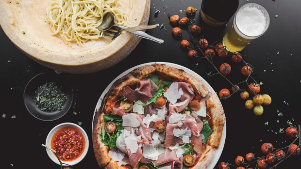Cacio E Pepe意大利面和Prosciutto Pizza在Molto意大利。