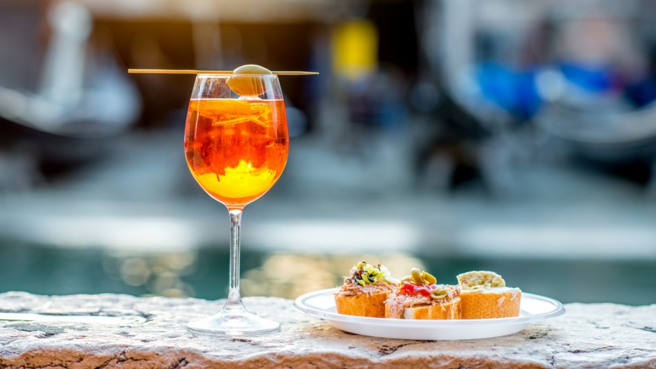 在威尼斯运河的aperol spritz。