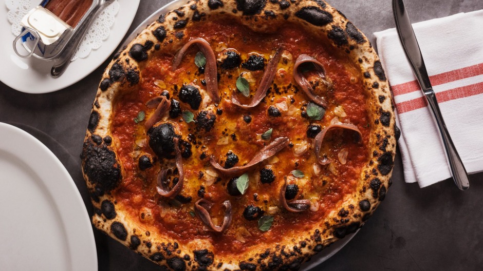 Pizza Marinara散落着可选的奥蒂斯凤尾鱼。
