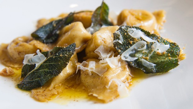 Tortellini di Zucca：南瓜面包包裹与烧焦的黄油和酥脆鼠尾草叶子。