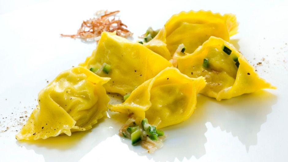 在La Pergola的Fagotelli La Pergola收到奶酪，胡椒和Guanciale在面食的纸细包里。