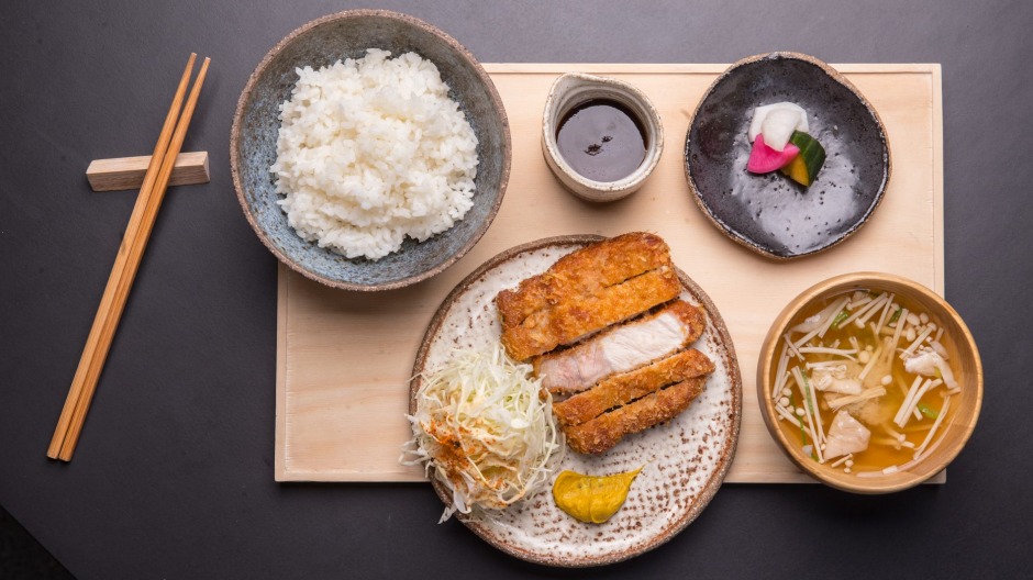猪肉Tonkatsu午餐套装，搭配热芥末，米饭，味o和充满活力的房屋泡菜。