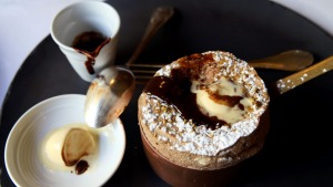 Guy Grossi在Grossi Florentino制作的巧克力蛋souffle。