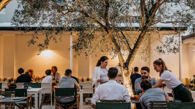 最初的Totti's开在邦迪皇家酒吧(Bondi The Royal)，布局与Lorne类似。