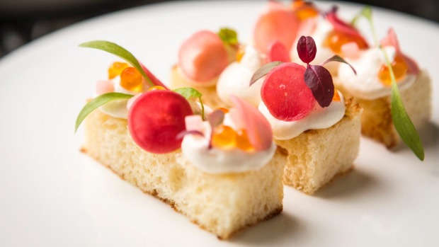 烤奶油蛋卷的士兵，上面放着掼鲣鱼。