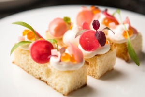 敬酒的奶油蛋卷士兵配上鞭打鲣鱼。