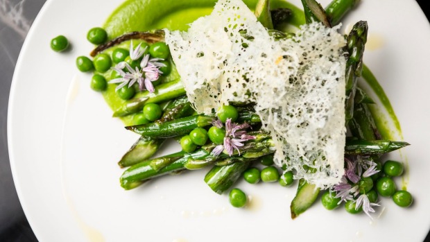 芦笋配豌豆泥和帕尔马干酪酥。