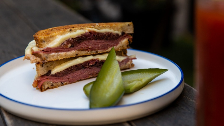 教皇琼（Joan）的鲁本（Reuben）与warialda牛肉帕斯特拉米（Beef Pastrami）和烟熏马苏里拉奶酪（Mozzarella）。