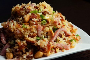 松脆的炒饭和火腿。