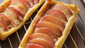 Easy Nectarine和Hazelnut Frangipane Tarts。