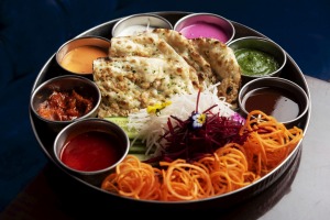 Pappadum和Naan拼盘配有Zippy Chutneys。