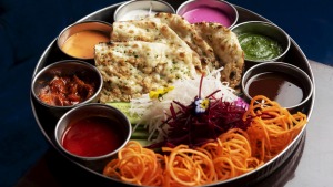 Pappadum和Naan拼盘配有Zippy Chutneys。