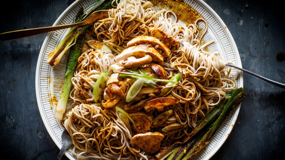 啤酒，味噌和味醂水煮鸡肉配乌冬面