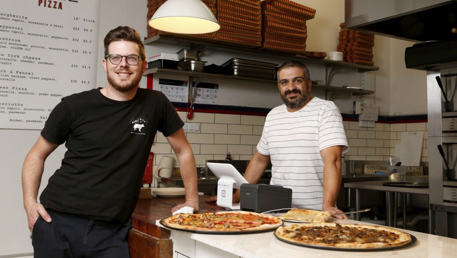 Footscray的Slice Shop Pizza店的拉斐尔·格思里和史蒂夫·基蒙尼德斯。